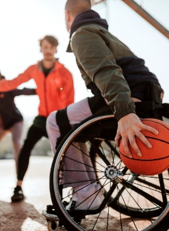 Un basketteur en fauteuil roulant